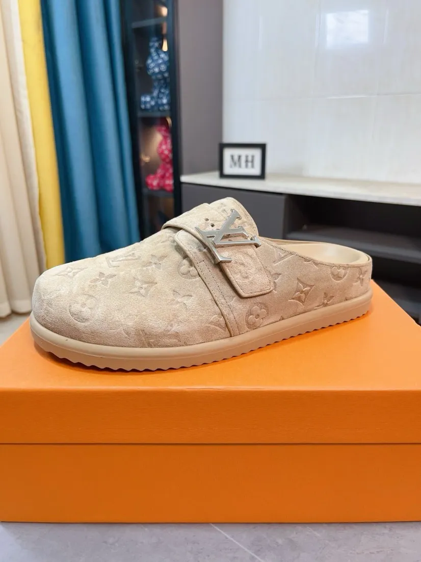 Men's Men's Shoes 💰400🌸🌸🌸🌸LV Easy 2025 new men's casual sandals and slippers, made of suede cow leather, with Monogram pattern to highlight the trendy style. Adjustable straps illuminated with LV letters, while a resilient insole and micro outsole provide lightweight comfort. Made of suede cow leather with embossed Monogram pattern and brand element metal hardware✅Adjustable straps➕Tough insole‼ ️Micro outsole. Comfortable and easy to wear‼ ️ size：38-45